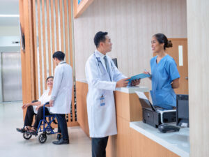 At Hospital Hall Patient Sit Waiting Information Counter Doctor Speaking To Administrative Crew - Contabilidade em Guarulhos - SP | Boss Contabilidade